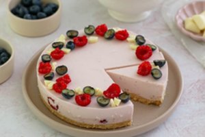 Gražiausioms vasaros šventėms – nekeptas tortas su maskarpone ir avietėmis: svečiai apipils pagyromis