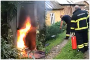 Situacija priminė tragikomišką serialą: gaisrui gesinti – neveikiantis gesintuvas ir svetimas kastuvas