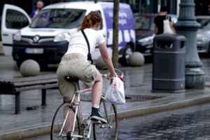 Nors lepins šiluma, lietus trauktis neskubės: praneša, kur jo tikimybė didžiausia