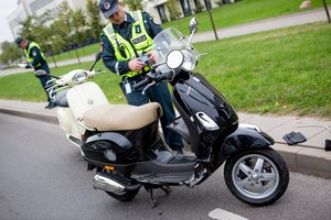 Neatidi vairuotoja Vilniuje sukėlė avarinę situaciją, dėl kurios susižalojo motorolerio vairuotojas