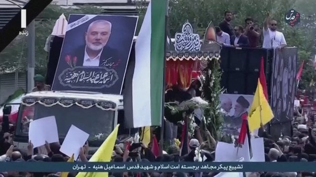 Prasideda „Hamas“ vadovo I. Haniyeh laidotuvių procesija: pagerbti susirinko šimtai žmonių