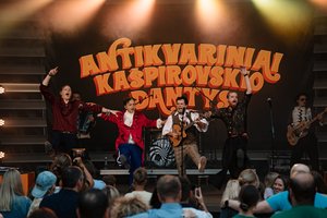 Svečius iš Indijos išlydėję „Antikvariniai Kašpirovskio dantys“ linksmins Lietuvos pajūrį