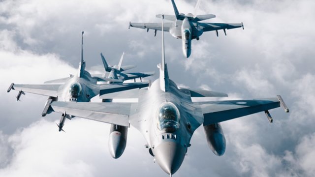 Kremlius pareiškė, kad Kyjivui F-16 netaps „panacėja“: prakalbo apie atlygį už numušimą