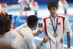 Rekordą pasiekęs Kinijos plaukikas metė kaltinimus dėl nepagarbos ir piktinosi, kad vandeniu aptaškė jo trenerį