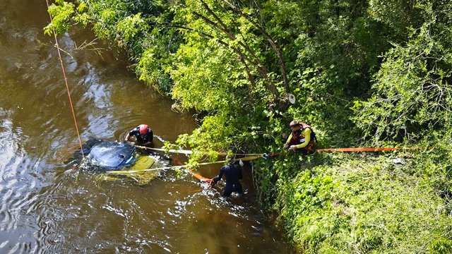 Rastas į Nerį įvažiavęs automobilis: pasidalijo vaizdais iš gelbėjimo operacijos