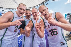 Pagaliau! Paryžiaus lankų prakeiksmą nutraukusi Lietuvos trijulių rinktinė iškovojo pirmąją pergalę