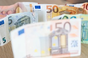 Šiauliuose prokurorais prisistatę sukčiai iš pensininkės išviliojo 8000 eurų