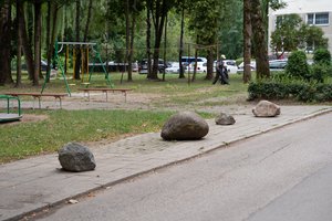 Kauniečiai kovoja su ne vietoje paliktais automobiliais: šaligatvį užvertė akmenimis