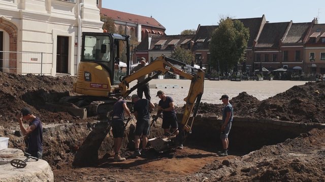 Kauno rotušės aikštė tapo archeologų darbo vieta: atsakė, kaip tai paveiks miesto rutiną