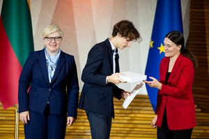 Naujoji šimtukininkų karta kaip susitarusi siunčia vieną žinią moksleiviams: neperdekite ir rūpinkitės savimi