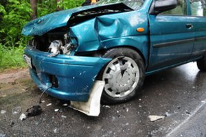 Neatsargus lenkimas kelyje virto skaudžiomis traumos: Akmenės rajone sužeisti 3 žmonės