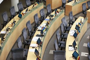 Seimo posėdžius praleidžiantiems parlamentarams siūlomas naujas algos sumažinimo modelis 
