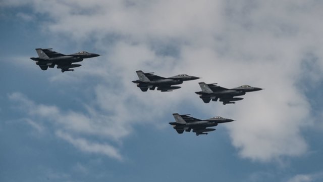 F-16 skraidant virš Ukrainos – V. Zelenskis apie sudėtingą kelią: dažnai girdėjome žodį neįmanoma