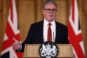 Britų premjeras po riaušių žada patraukti „šiuos banditus atsakomybėn“