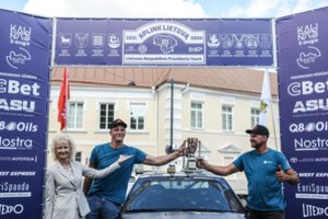 Prezidento Gitano Nausėdos taurę aukštyn kėlė Aidas Valuckas ir Daumantas Vasiliauskas