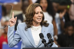 K. Harris naujausioje apklausoje aplenkė D. Trumpą