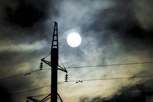 Vasarą – didžiulės elektros kainų žirklės biržoje: pasakė, ko gyventojams tikėtis artimiausiais mėnesiais