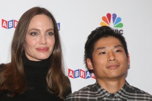 Paaiškėjo į sunkią avariją patekusio B. Pitto ir A. Jolie sūnaus būklė 