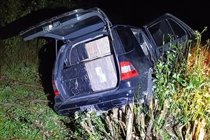 Kontrabandines cigaretes vežęs visureigio vairuotojas, bandydamas pabėgti nuo pasieniečių, įvažiavo į griovį