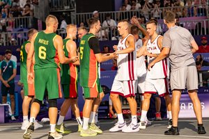 Kovoje dėl olimpinės bronzos Lietuvos laukia broliška akistata su latviais