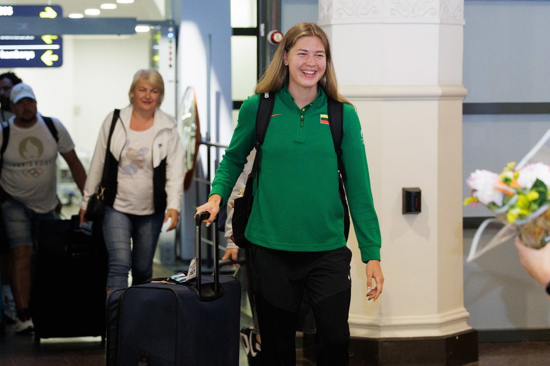 Į Lietuvą iš Paryžiaus olimpiados sugrįžo plaukikė Kotryna Teterevkova.<br> V.Skaraičio nuotr.