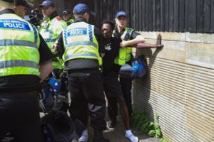 Nigerija, Indonezija perspėja savo piliečius dėl JK vykstančių protestų