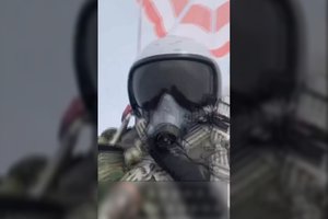 Originalūs kadrai: parodė parašiutu besileidžiančio misijos metu pamušto rusų piloto monologą