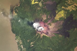 Prieš 400 metų miestą sugriovęs ugnikalnis ką tik išspjovė nuodingą debesį