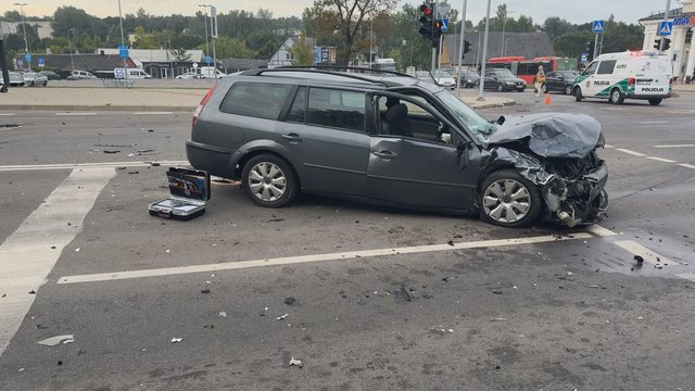 Vaizdai iš avarijos vietos Vilniuje: ugniagesiams teko vaduoti moterį, vienas vairuotojas paspruko