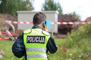 Kraupus radinys Vilniaus rajone: pievos tvarkyti atvažiavęs vyras rado apirusį žmogaus kūną