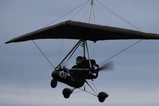 Lietuvos pilotas M. Urasovas britų padangėje apgynė pasaulio čempiono titulą