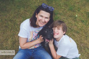 Trikojis šelmis virto neatskiriamu šeimos nariu: prieglaudoje jau buvo nusižiūrėję kitą, bet viskas pasisuko netikėtai