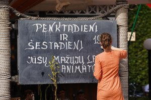 Inspektoriai surengė patikrinimus ir priminė apie baudas – nepilnamečiai naktimis uždarbiauja, dirba nelegaliai