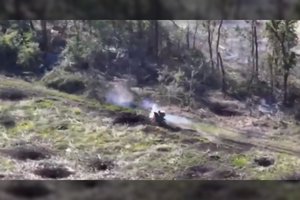 Šarvuočiai baigėsi? Rusai ukrainiečius puola jau „Žiguliais“ ir mopedais