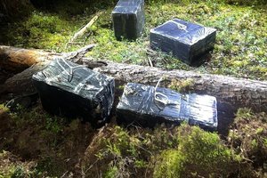 Pasieniečiai sulaikė teisėsaugai žinomą Pabradės gyventoją su 2 500 pakelių nelegalių cigarečių