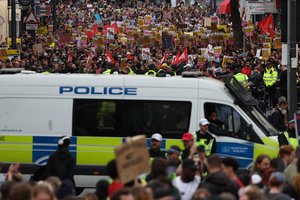 Tūkstančiai žmonių Jungtinėje Karalystėje protestavo prieš kraštutinių dešiniųjų riaušes