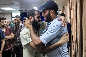 Surištos rankos ir nepaliaujamas smurtas: palestiniečiai atvirai prabilo apie Izraelio kalėjimuose patirtą siaubą