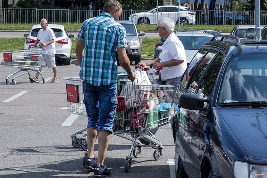 Vidurvasarį prekių ir paslaugų kainos traukėsi: pasakė, kas atpigo labiausiai