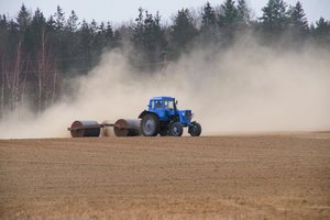 Trakų pareigūnai sučiupo pavogtą traktorių vairuojantį girtą vyrą
