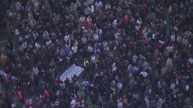 Demonstracijų banga JK tęsiasi: masiškai protestuojama prieš riaušes sukėlusius kraštutinius dešiniuosius