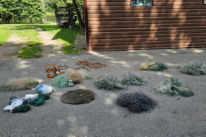 Neeilinė „kolekcija“ Telšių r.: brakonieriaus sodyboje – tinklai, spąstai, ginklai ir 40 l naminės degtinės