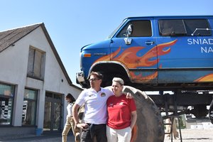 Pramogautojų vairuojami automobiliai retai kada įveikia ūkininko laukuose atsiradusią ralio trasą – užgęsta amžiams