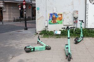 Vilnius stoja į kovą prieš išmėtytus nuomojamus paspirtukus ir dviračius: bus nuvežami priverstinai