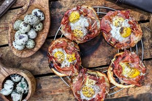 Šakotis, desertas, rūkytas viščiukas – ant laužo galima pagaminti viską: dalijasi vasarišku pusryčių receptu