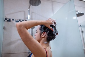 Prieš miegą prausiatės duše? Pateikė priežastį, kodėl verčiau pamiršti šį įprotį