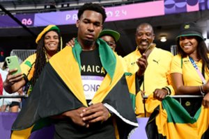 Jamaikos spauda stebisi pirmuoju ne bėgime iškovotu olimpiniu aukso medaliu: „Disko metikas R. Stona nusviedė šalį į istorijos knygas“