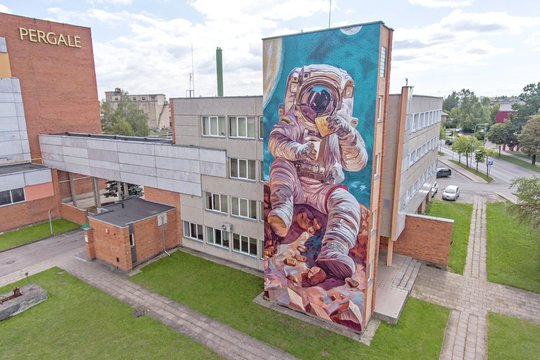 Pilkas pramoninis rajonas nušvito – siena virto paveikslu