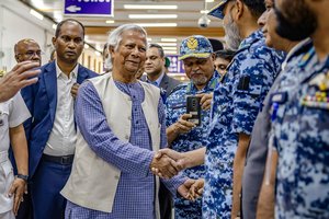 Kinija sako „sveikinanti“ Bangladeše suformuotą laikinąją vyriausybę