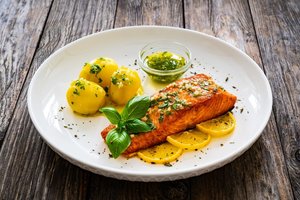 Šeštadienį skubėkite į „Lidl“: čia laukia ypatinga kaina lašišai, pigios šilauogės ir akcija riešutams