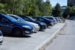 Atnaujintas daugiabučio kiemas pasirodė erdvesnis: džiūgauja, kad pagaliau randa vietos automobiliams